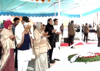 টুঙ্গিপাড়ায় বঙ্গবন্ধুর সমাধিতে প্রধানমন্ত্রীর শ্রদ্ধা