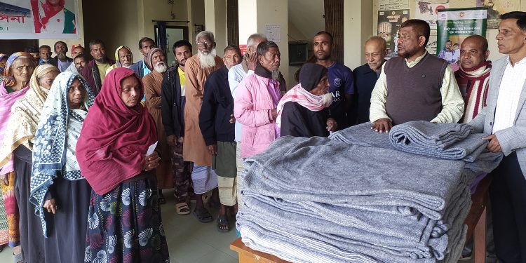 পৌর সভার পক্ষ থেকে মহেশপুরে কম্বল বিতরণ
