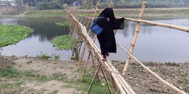 মহেশপুরে ৬ গ্রামের মানুষের  ভোগান্তি  কপোতাক্ষ নদের বাঁশের সাকো