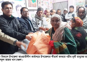 মহেশপুরে শীতার্থদের মাঝে এমপি চঞ্চল   কম্বল বিতরন করলেন