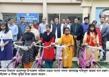 মহেশপুরে শিক্ষার্থীদের মাঝে বাইসাইকেল বিতরন