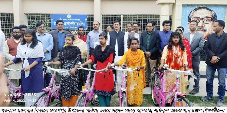 মহেশপুরে শিক্ষার্থীদের মাঝে বাইসাইকেল বিতরন