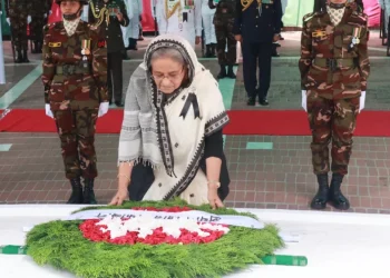 টুঙ্গিপাড়ায় বঙ্গবন্ধুর সমাধিতে শ্রদ্ধা জানালেন প্রধানমন্ত্রী