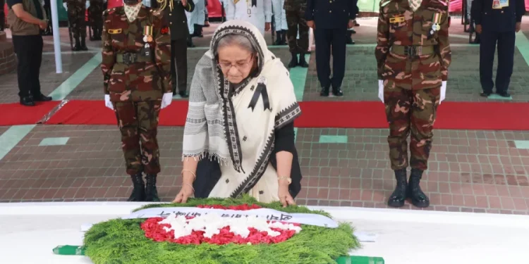 টুঙ্গিপাড়ায় বঙ্গবন্ধুর সমাধিতে শ্রদ্ধা জানালেন প্রধানমন্ত্রী