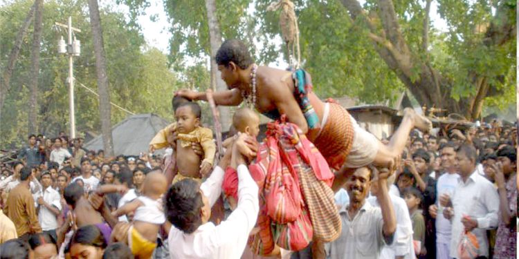 মহেশপুরের ফতেপুরে চড়ক পুজা উপলক্ষে লোকজ মেলায় নারী-পুরুষের ঢল